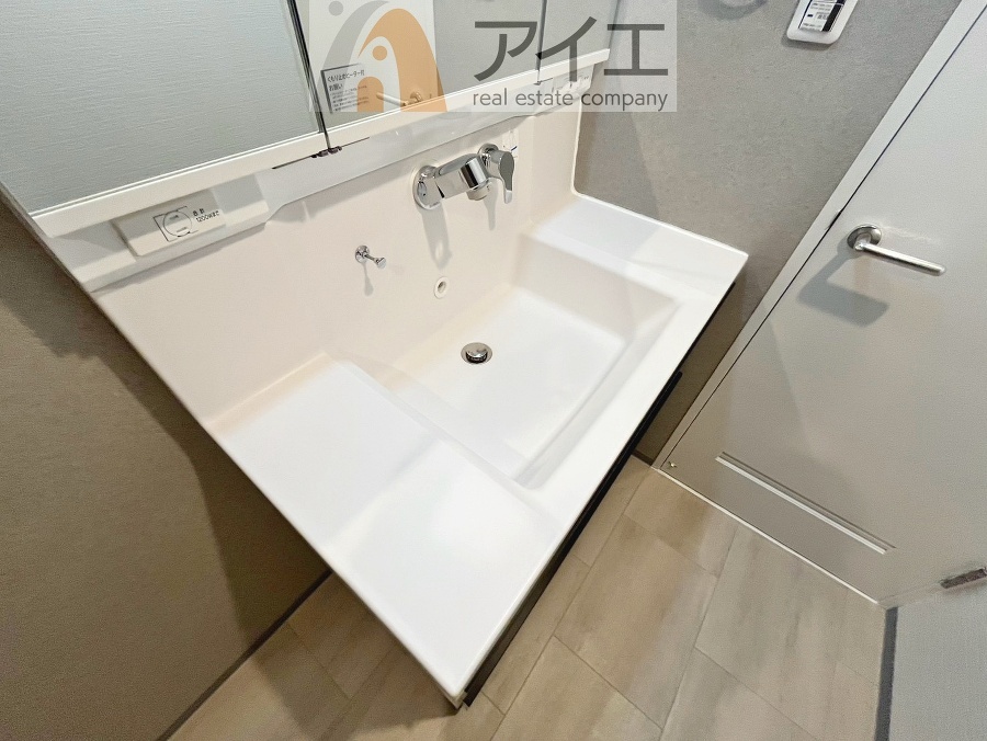 三面鏡にハンドシャワー付き、使いやすい洗面台