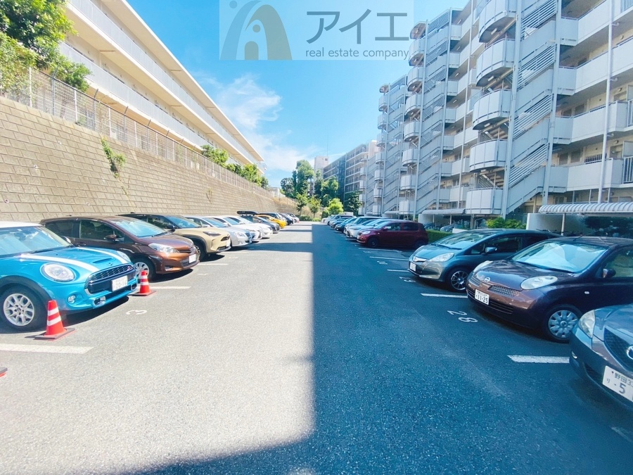 駐車場があるため車通勤の方にも安心なマンションです(要空確認)