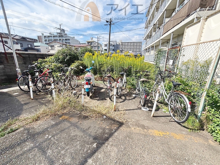 広々スペースの駐輪場はご家族の自転車を置くことができます