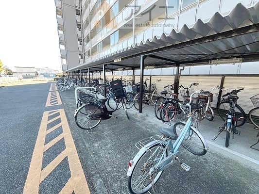 広々スペースの駐輪場はご家族の自転車を置くことができます