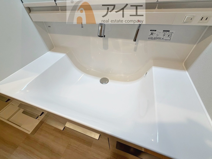三面鏡にハンドシャワー付き、使いやすい洗面台