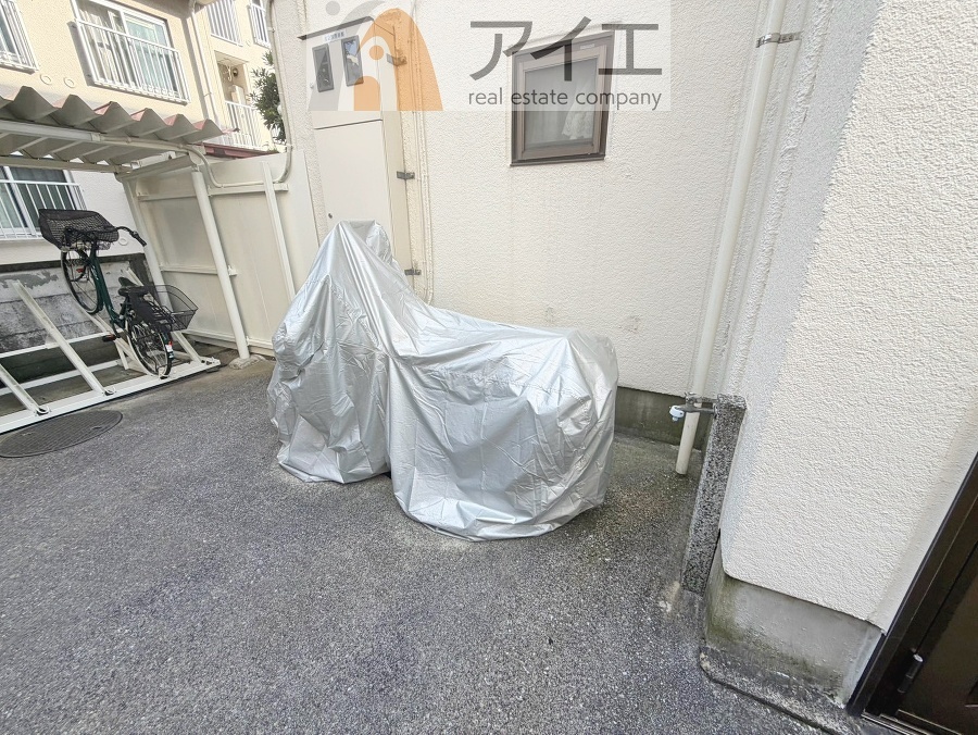 広々スペースの駐輪場はご家族の自転車を置くことができます