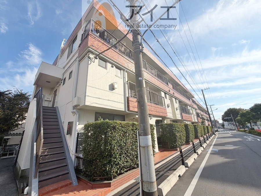 前面道路は歩道も整備され、小さなお子様にも安心