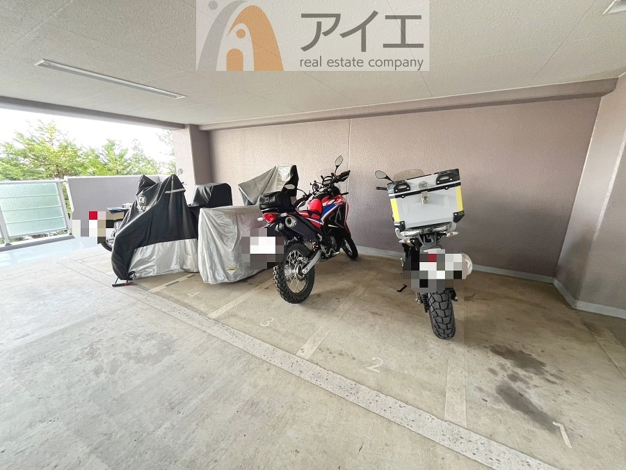 広々スペースの駐輪場はご家族の自転車を置くことができます