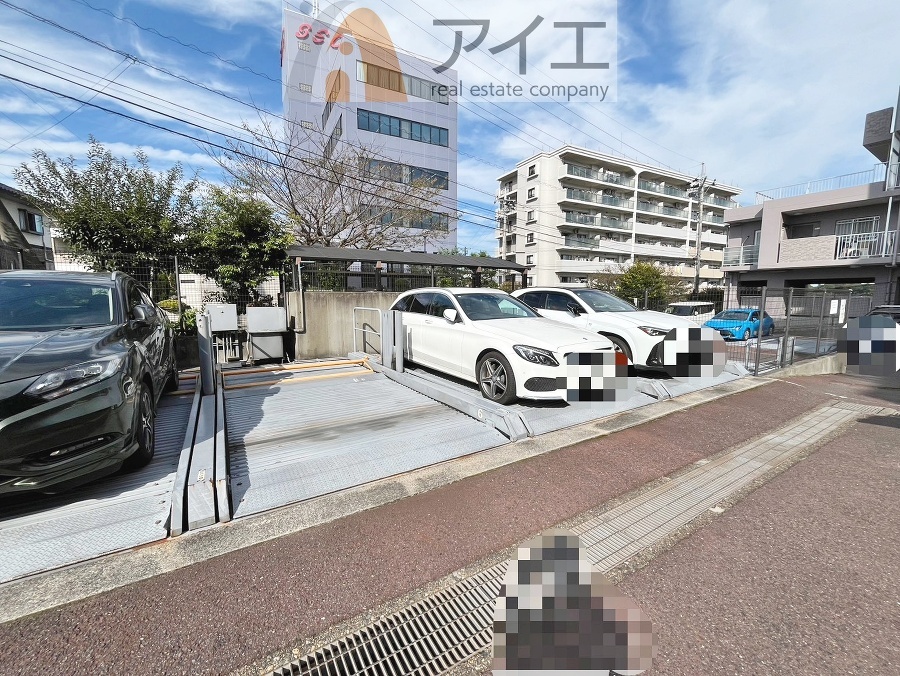 駐車場があるため車通勤の方にも安心なマンションです(要空確認)