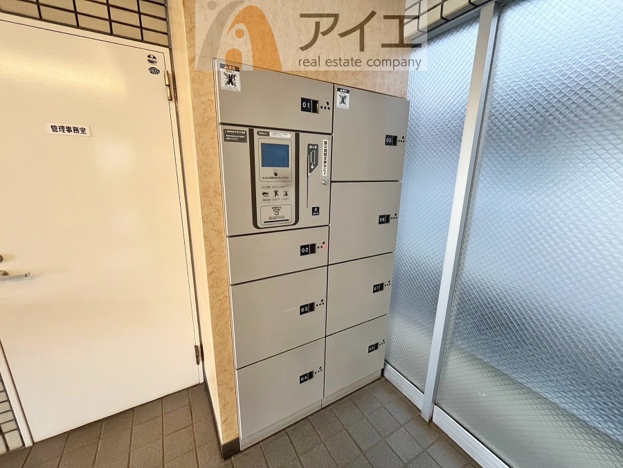 お出掛けが多くても安心な、宅配ボックスつき