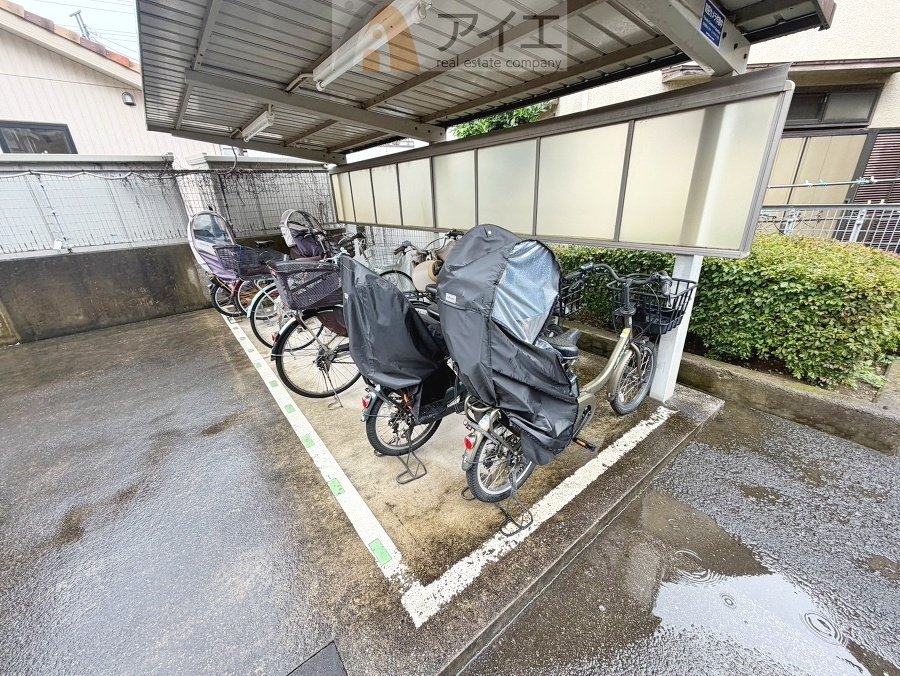 広々スペースの駐輪場はご家族の自転車を置くことができます