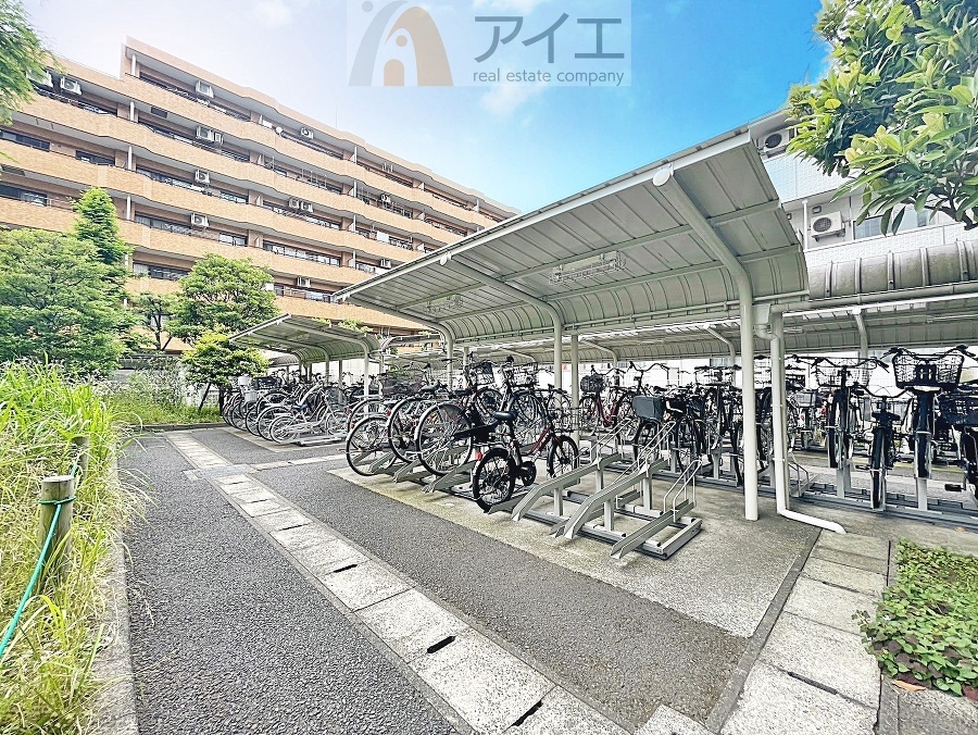 広々スペースの駐輪場はご家族の自転車を置くことができます