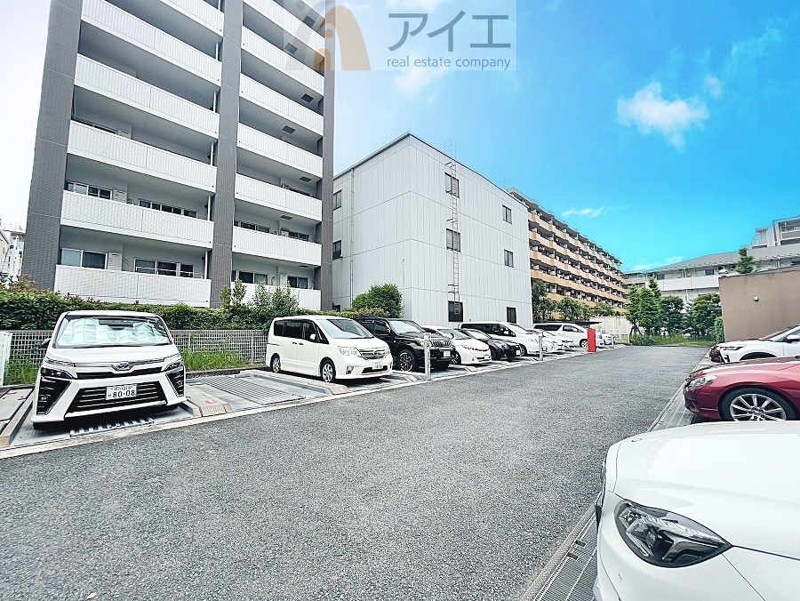 駐車場があるため車通勤の方にも安心なマンションです(要空確認)