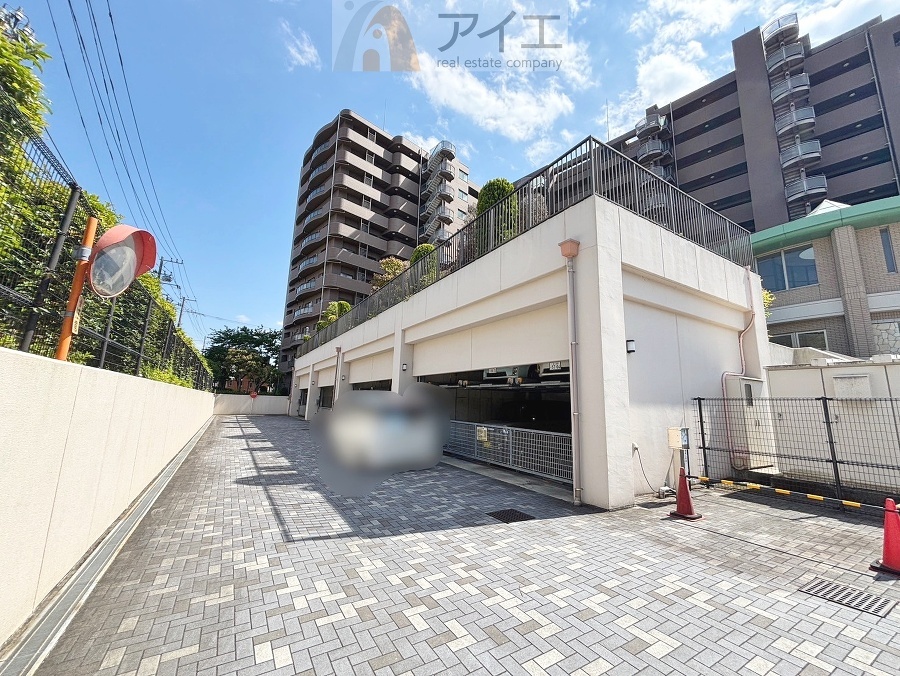 駐車場があるため車通勤の方にも安心なマンションです(要空確認)
