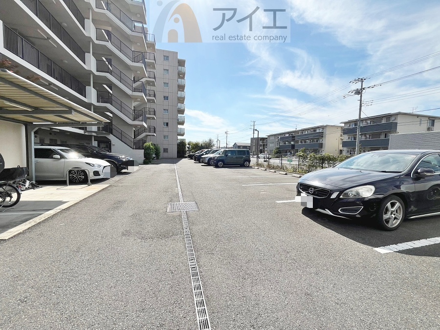 駐車場があるため車通勤の方にも安心なマンションです(要空確認)
