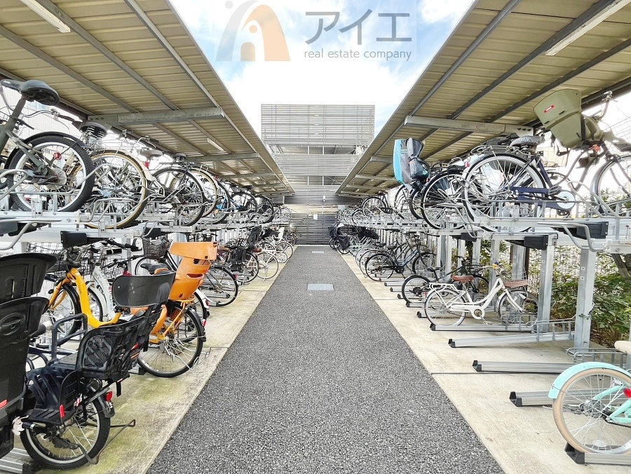 広々スペースの駐輪場はご家族の自転車を置くことができます