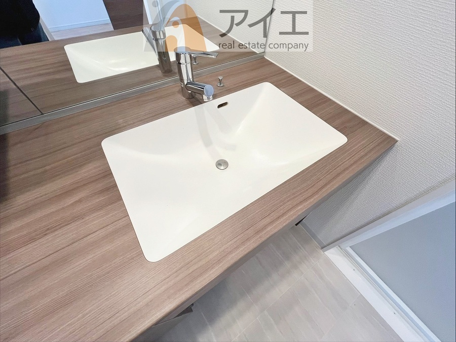 三面鏡にハンドシャワー付き、使いやすい洗面台