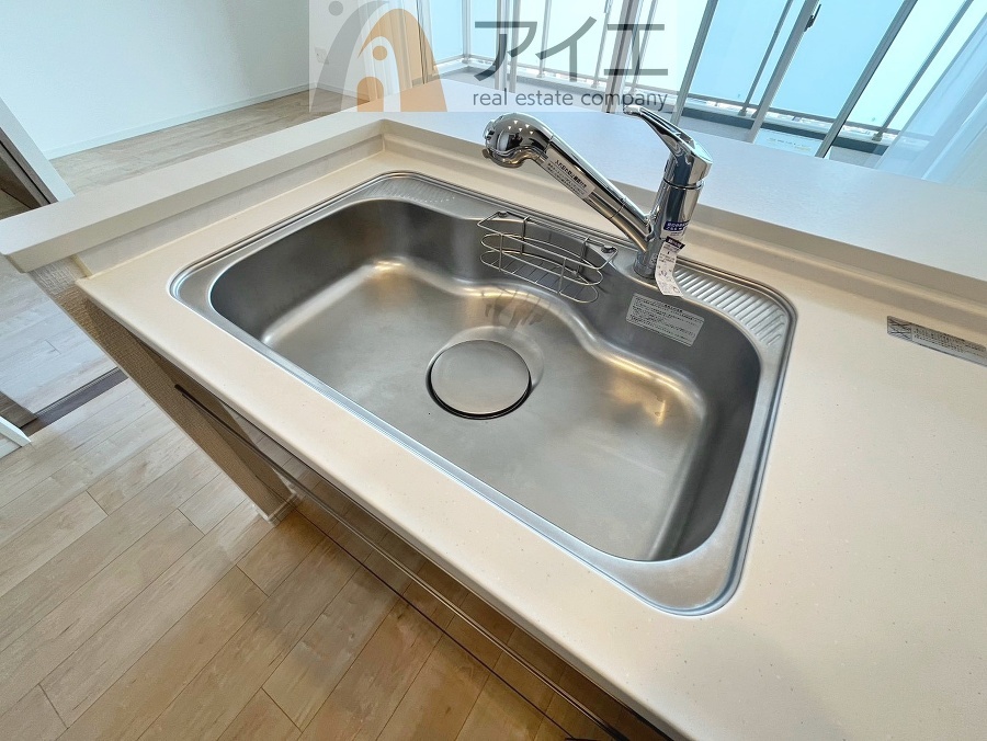 水道一体型の浄水器。ボタン一つで切替可能水回りもすっきり