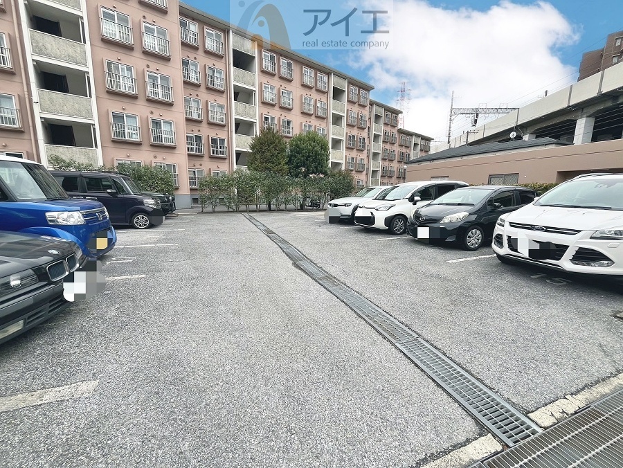 駐車場があるため車通勤の方にも安心なマンションです(要空確認)