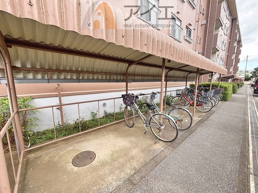 広々スペースの駐輪場はご家族の自転車を置くことができます
