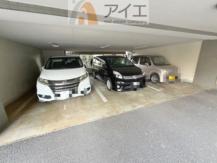 駐車場があるため車通勤の方にも安心なマンションです(要空確認)