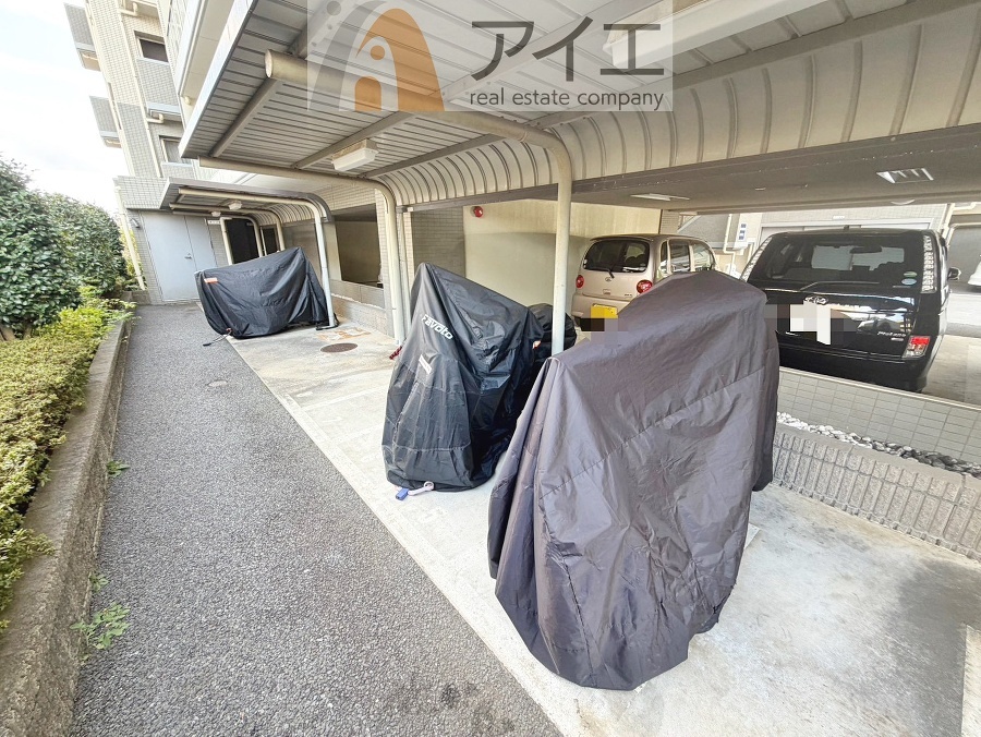 広々スペースの駐輪場はご家族の自転車を置くことができます