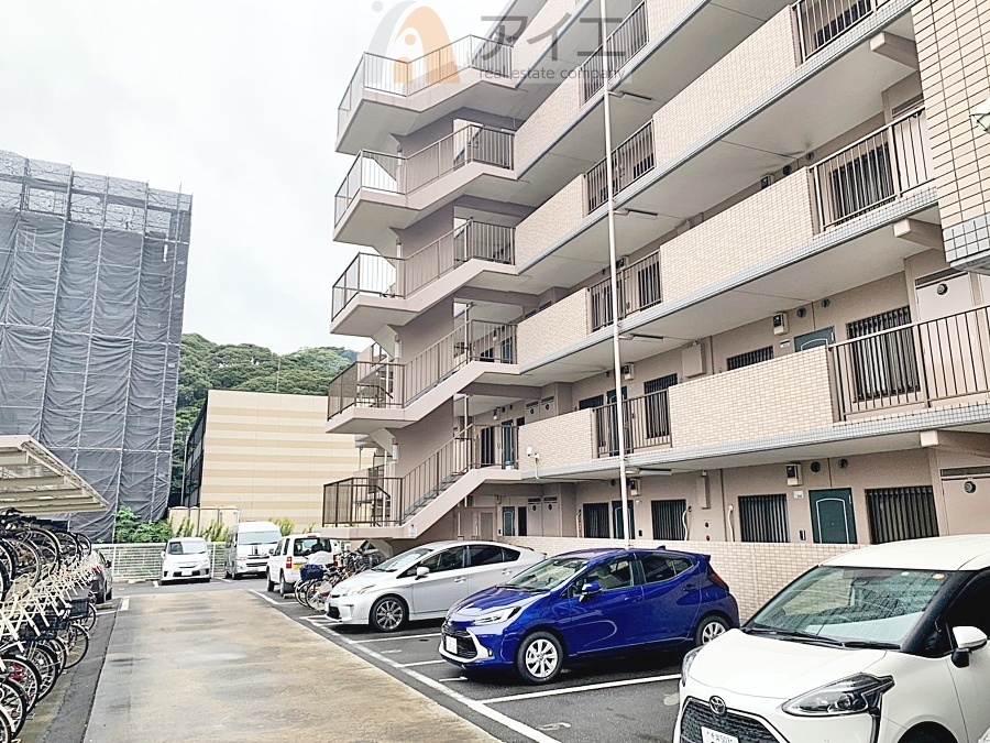 駐車場があるため車通勤の方にも安心なマンションです(要空確認)