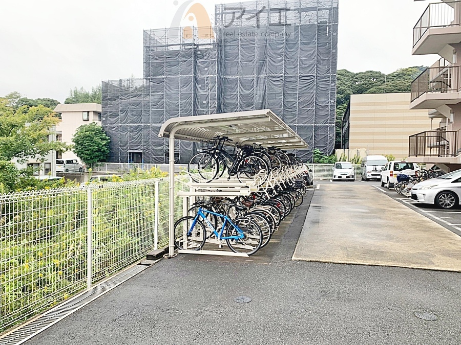 広々スペースの駐輪場はご家族の自転車を置くことができます