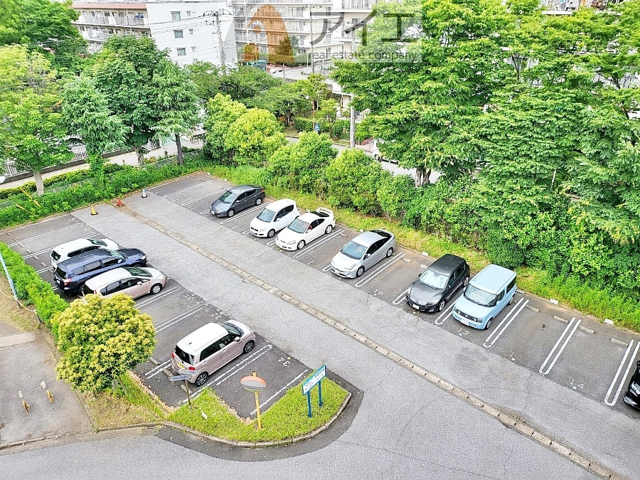 駐車場があるため車通勤の方にも安心なマンションです(要空確認)