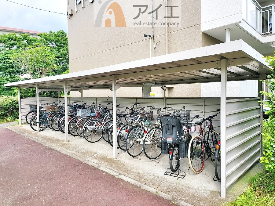 広々スペースの駐輪場はご家族の自転車を置くことができます