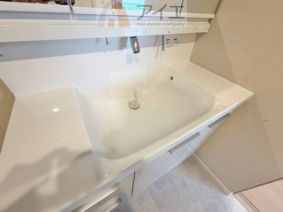三面鏡にハンドシャワー付き、使いやすい洗面台