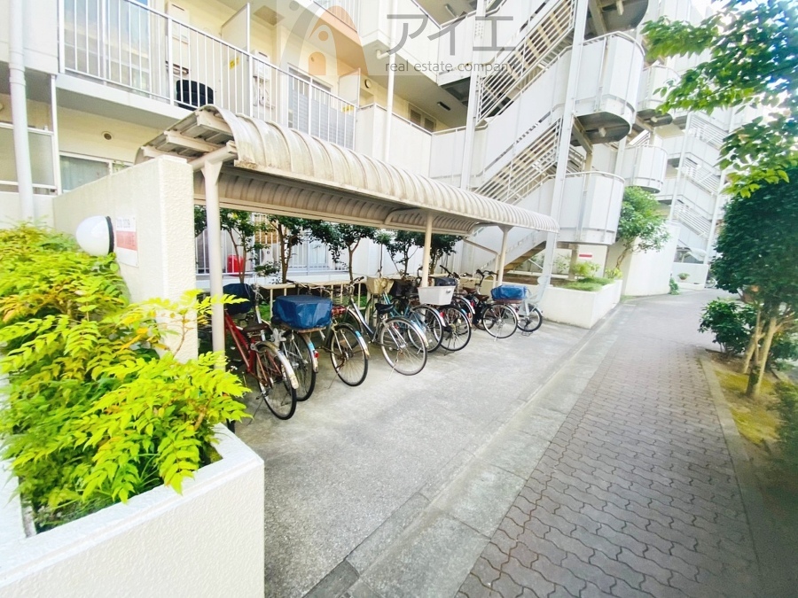 広々スペースの駐輪場はご家族の自転車を置くことができます
